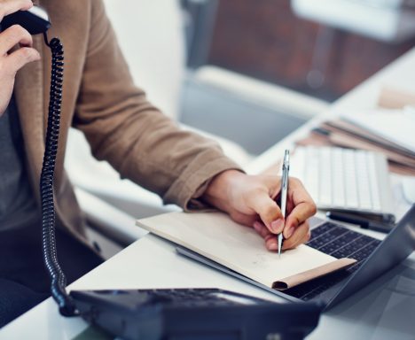 @Rawpixel.com Gros plan de la main qui écrit une note au téléphone