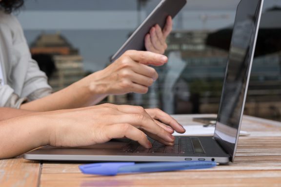@Freepik Vue latérale des femmes d'affaires travaillant à l'extérieur