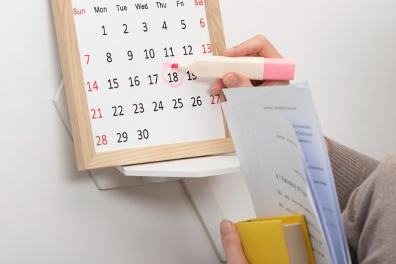 @Freepik Gros plan sur la nature morte des examens difficiles. Calendrier