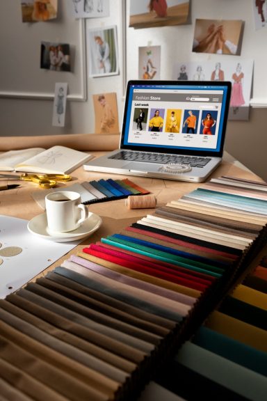 @Freepik Nature morte du bureau créateur de mode