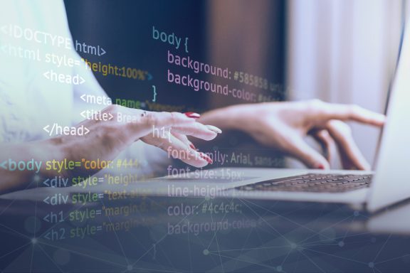 @Freepik Concept de collage html et css avec personne