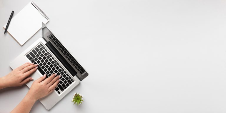 @Freepik Vue de dessus personne écrivant sur ordinateur portable avec espace de copie