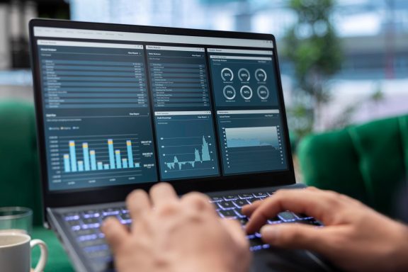 @DCStudio Le chef ambitieux travaille au bureau sur des rapports d'infographies et sur la fixation d'objectifs